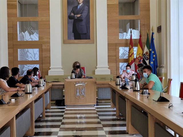 Reunión del Consejo Rector del IMD de Cáceres en el que se ha aprobado el pliego para contratar las escuelas deportivas municipales para la temporada 2021-2022