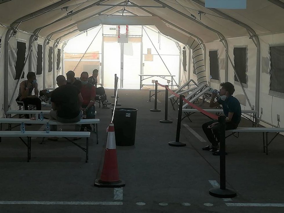 Los migrantes llegados esta madrugada a las costas ya en el Puerto de Alicante