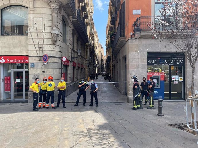Desallotgen un hotel proper a la Rambla de Barcelona i acordonen la zona