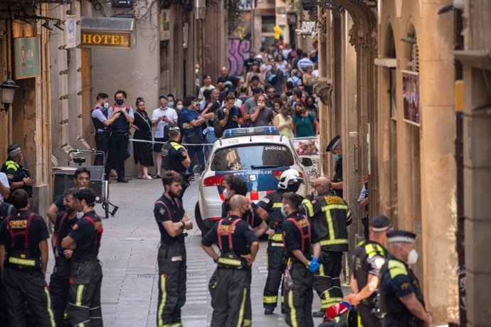 Desalojan un hotel junto a La Rambla de Barcelona y acordonan la zona