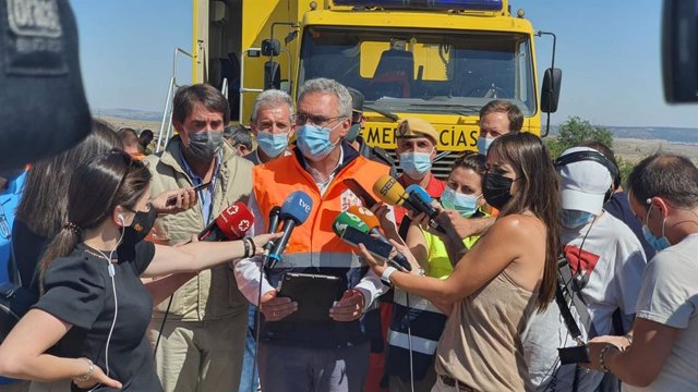 El consejero de Fomento y el delegado del Gobierno analizan la situación del incendio en Tornadizos.