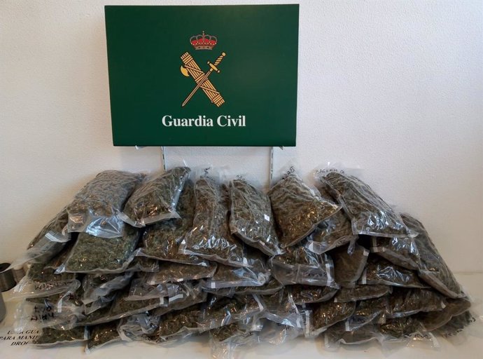 La Guardia Civil interceptó el pasado viernes en la AP-7, dirección a Francia, un vehículo con 27,1 kilos de marihuana oculta en tres maletas que se encontraban en el interior del maletero.