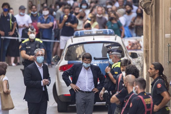 El teniente de alcalde de Seguridad Barcelona, Albert Batlle, junto al hotel cercano a La Rambla desalojado