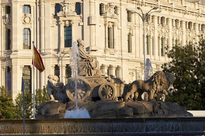 La fuente de Cibeles, frente al palacio del mismo nombre, sede del Ayuntamiento de Madrid.