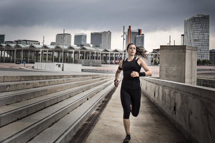 Archivo - Running. Correr. Mujer corriendo en la ciudad.