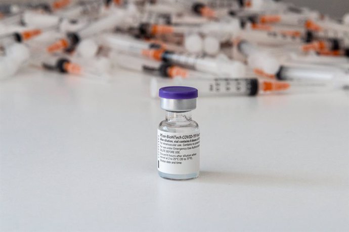 Archivo - 16 June 2021, Turkey, Ankara: A vial of Pfizer-BioNtech COVID-19 vaccine can be seen at a vaccination clinic. Photo: Tunahan Turhan/SOPA Images via ZUMA Wire/dpa