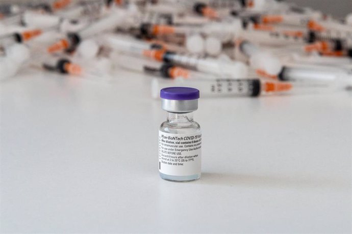 Archivo - Un vial de la vacuna contra la COVID-19 de Pfizer. 