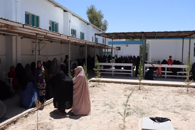 Archivo - Mujeres afganas esperando a que les atiendan en el hospital provincial de Boost, apoyado por MSF y situado en la provincia de Helmand, en el sur de Afganistán