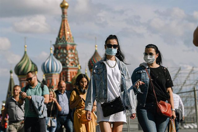 Personas con mascarilla en la Plaza Roja de Moscú