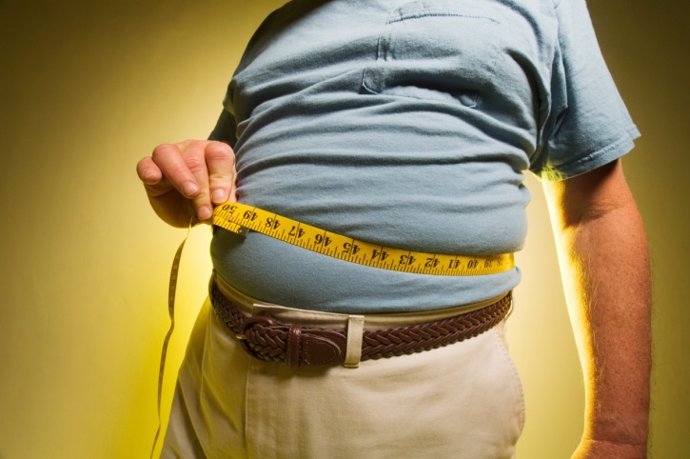 Archivo - Man measuring his waist