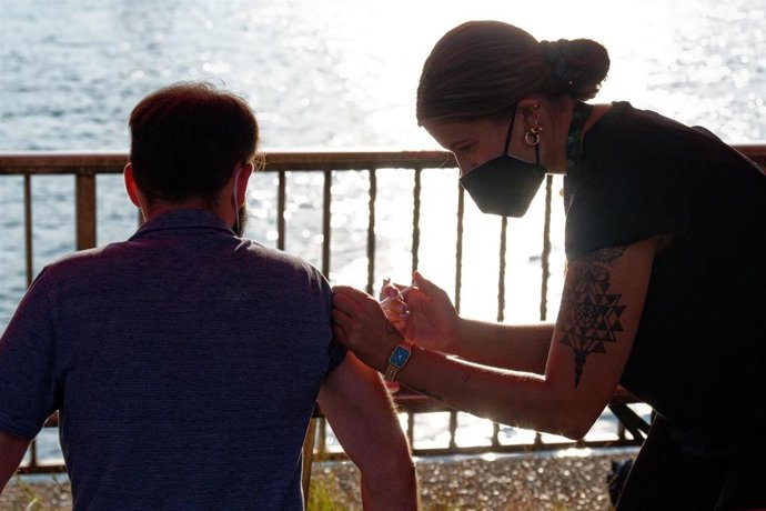 Un hombre recibe la vacuna contra el coronavirus (imagen de archivo)