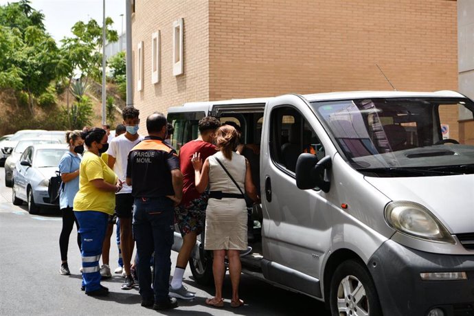 Trabajadores ayudan a tres de los menores marroquíes a las puertas del juzgado tras presentar una denuncia solicitando habeas corpus minutos antes de ser repatriados a su país de origen, en la frontera de Tarajal, a 16 de agosto de 2021, en Ceuta (Españ