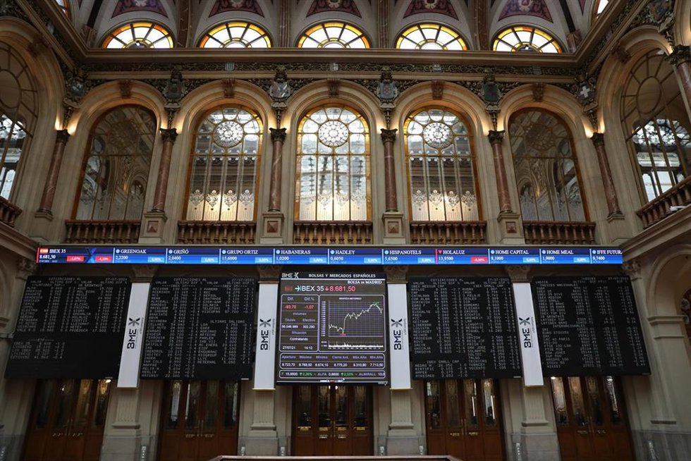 Una de las instalaciones del Palacio de la Bolsa de Madrid con paneles del IBEX, a 27 de julio de 2021, en Madrid, (España). 