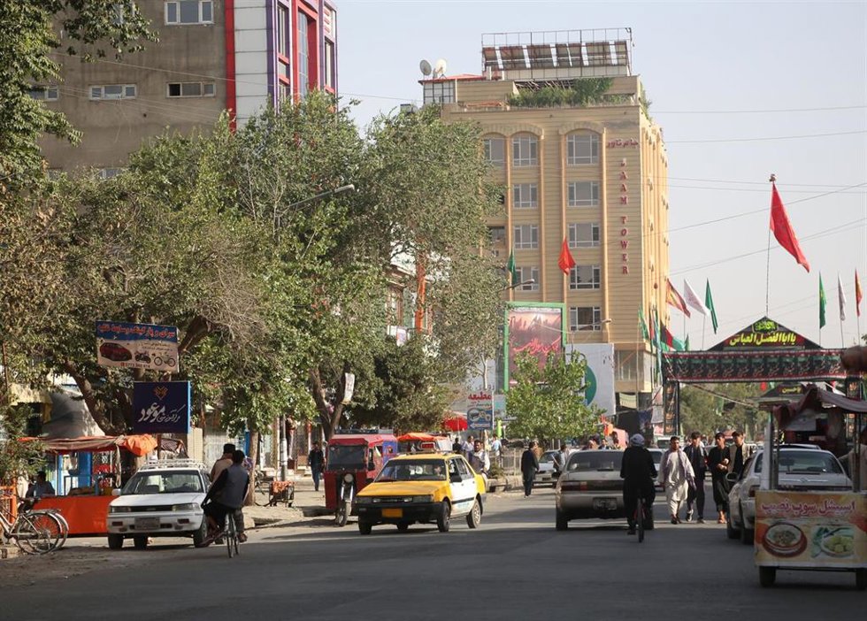 Vehículos en una calle de Kabul.