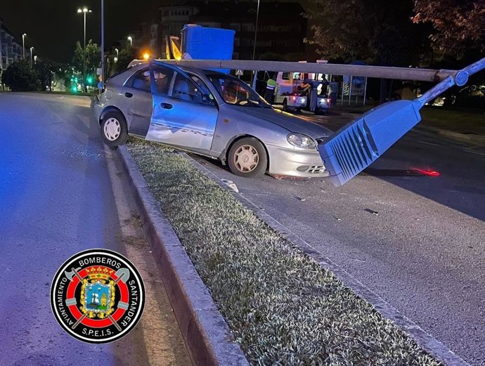 Un turismo choca contra una farola en la calle José María Cossío.