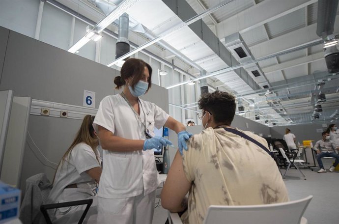Archivo - Un joven recibe la primera dosis de la vacuna en el Hospital Zendal.