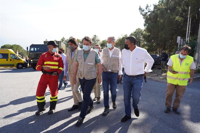 El presidente de la Junta en El Barraco para conocer la última hora del incendio de Navalacruz.