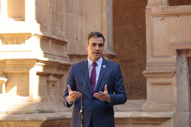 El presidente del Gobierno, Pedro Sánchez, comparece frente al Convento de San Esteban para celebrar la XXIV Conferencia de Presidentes, a 30 de julio de 2021, en Salamanca, Castilla y León (España). 