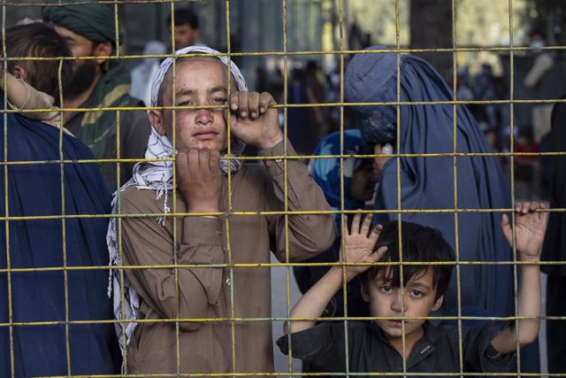 Niños afganos en un campamento de refugiados