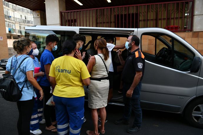 Treballadors ajuden tres dels menors marroquins a les portes del jutjat després de presentar una denúncia sollicitant habeas corpus minuts abans de ser repatriats al seu país d'origen, a la frontera de Tarajal, a 16 d'agost de 2021, a Ceuta (Espanya)
