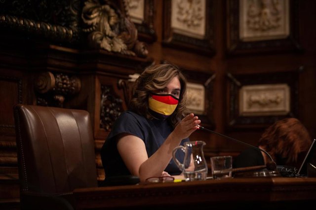 La alcaldesa de Barcelona, Ada Colau, con una mascarilla de la bandera republicana, interviene en una sesión plenaria en el Ayuntamiento de Barcelona, a 23 de julio de 2021, en Barcelona, Catalunya (España). 