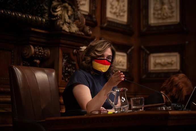 L'alcaldessa de Barcelona, Ada Colau, amb una mascarilla de la bandera republicana, intervé en una sessió plenria a l'Ajuntament de Barcelona, a 23 de juliol de 2021, a Barcelona, Catalunya (Espanya). 