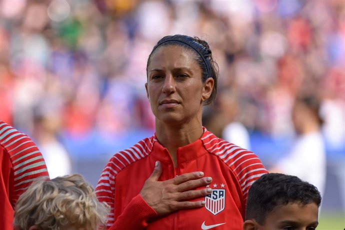Archivo - Carli Lloyd escucha el himno estadounidense durante un partido con la selección