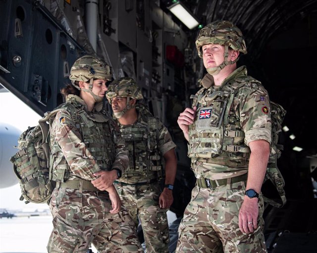 Soldados británicos a su llegada al aeropuerto de Kabul.