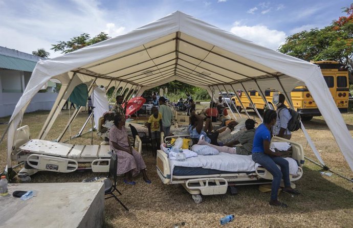 16 August 2021, Haiti, Les Cayes: Patients of Ofatma Hospital in Les Cayes, are cared for in tents, as they afraid of hospital collapse after it's walls and floor cracked during the earthquake. Rescuers in Haiti are working fast to find the injured and 