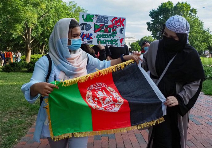 15 August 2021, US, Washington: Afghans march in front of the White House to denounce the Taliban takeover of their homeland and demand the international community act to safeguard the lives of those in Afghanistan. Photo: Sue Dorfman/ZUMA Press Wire/dpa