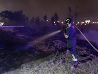 Bomberos extingue un fuego de pastos en Villaverde, que no deja heridos
