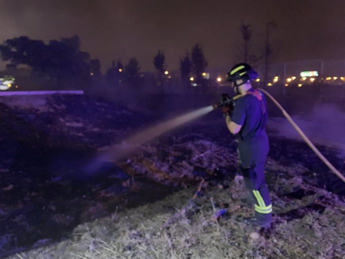 Extinción del fuego de pastos en Villaverde