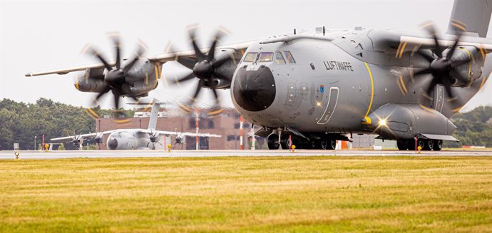 16 August 2021, Lower Saxony, Wunstorf: Airbus A400M transport aircraft of the German Air Force taxis over the grounds of Wunstorf Air Base in the Hanover region. In view of the rapid advance of the Taliban in Afghanistan, the Bundeswehr has begun evacu
