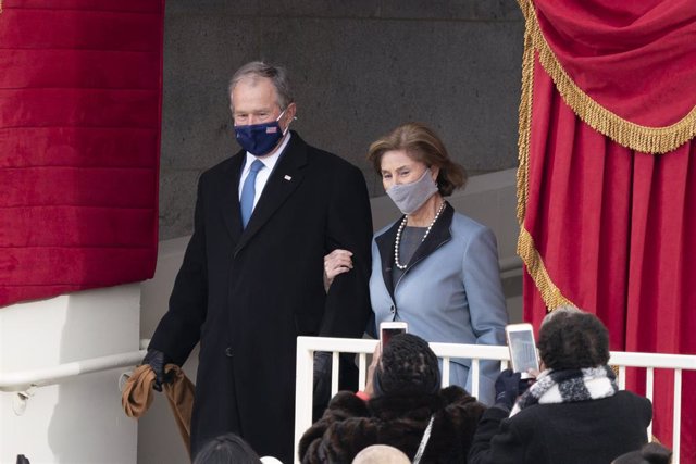 Archivo - George W. Bush y su mujer, Laura, en la toma de posesión de Joe Biden