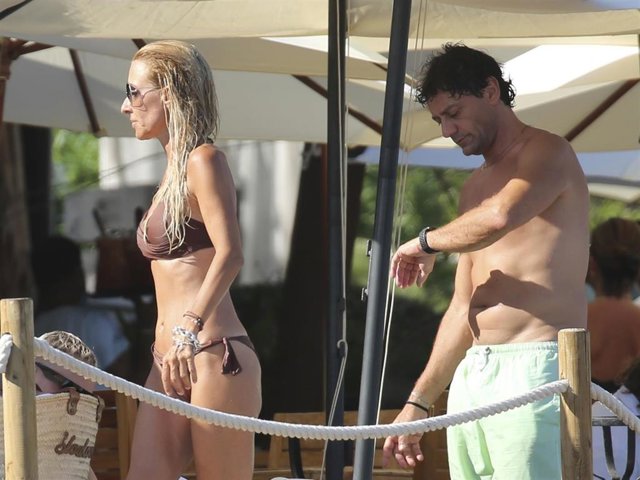 Cayetana Guillén Cuervo y Omar Ayyashi están disfrutando de unas relajadas vacaciones en Ibiza