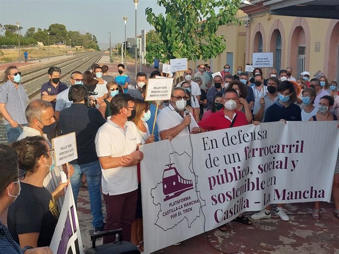 Manifestación contra el cierre de tren convencional Albacete-Murcia.