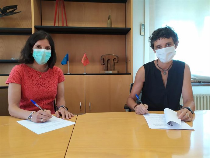 La directora general de Transportes y Movilidad Sotenible, Berta Miranda, y la presidenta del Concejo de Beasoain-Egillor, Arantxa Jiménez, durante la firma del convenio.