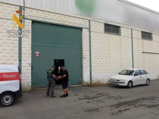 Agentes de Guardia Civil frente a una nave industrial de Níjar (Almería)