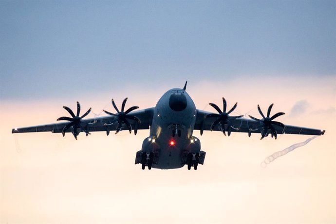 16 August 2021, Lower Saxony, Wunstorf: An Airbus A400M transport aircraft of the German Air Force takes off early this morning from the Wunstorf airbase in the Hanover region. Because of the rapid advance of the Taliban in Afghanistan, the Bundeswehr p