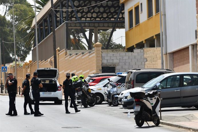 Varios agentes y vehículos de la Policía Local de Ceuta se concentran en las inmediaciones del Polideportivo Santa Amelia para proceder al retorno de menores a Marruecos