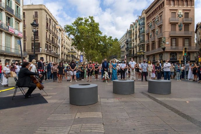 Aragons, Colau, Batet i Raquel Sánchez recorden l'atemptat del 17A al costat de víctimes i familiars en La Rambla de Barcelona