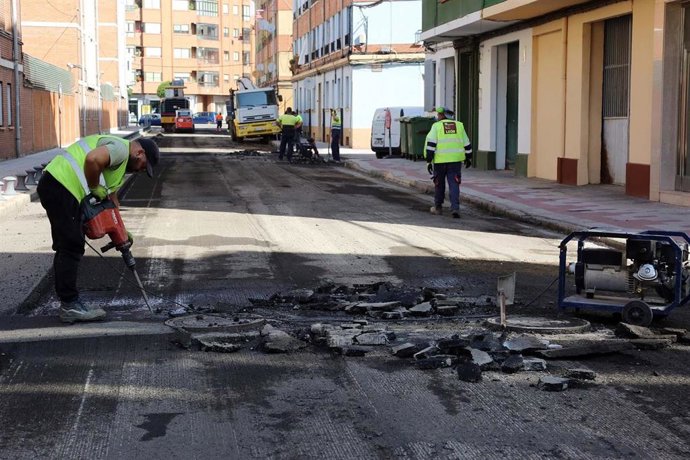 Labores de asfaltado en la avenida Fernández Ladreda de León.