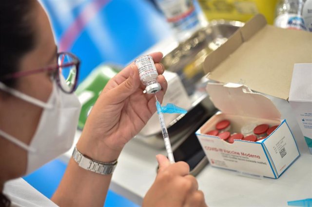 Una enfermera prepara la primera dosis de la vacuna Moderna en el Pabellón Jara Carrillo, a 3 de agosto de 2021, en Alcantarilla, Murcia (España). 