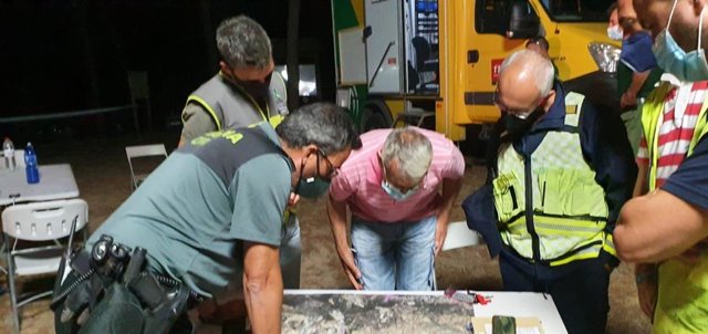 El alcalde de Bonares, Juan Antonio García, en el Puesto de Mando Avanzado por el incendio forestal en la localidad.