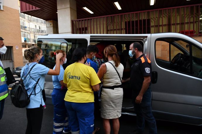 Trabajadores ayudan a tres de los menores marroquíes a las puertas del juzgado tras presentar una denuncia solicitando habeas corpus minutos antes de ser repatriados a su país de origen, en la frontera de Tarajal, a 16 de agosto de 2021, en Ceuta (Españ