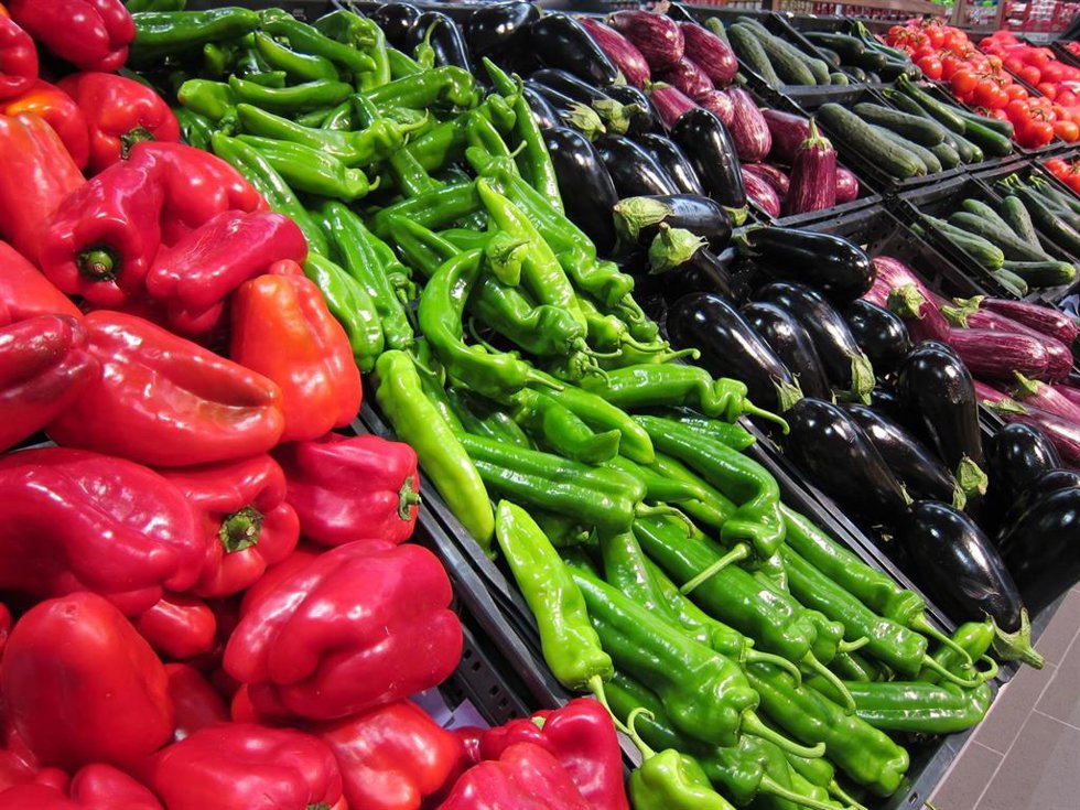 Archivo - Alimentos en un lineal de supermercado