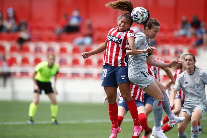 Archivo - Leicy Santos pelea un balón con Marta Unzue en un Atlético de Madrid-Athletic Club de la Primera Iberdrola 2020-2021 