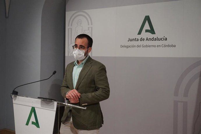 El delegado territorial de Empleo, Formación, Trabajo Autónomo, Transformación Económica, Industria, Conocimiento y Universidades de la Junta de Andalucía en Córdoba, Ángel Herrador, en rueda de prensa.