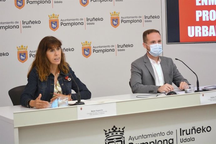 Archivo - Maite Esporrín y Xabier Sagardoy, del PSN, en rueda de prensa