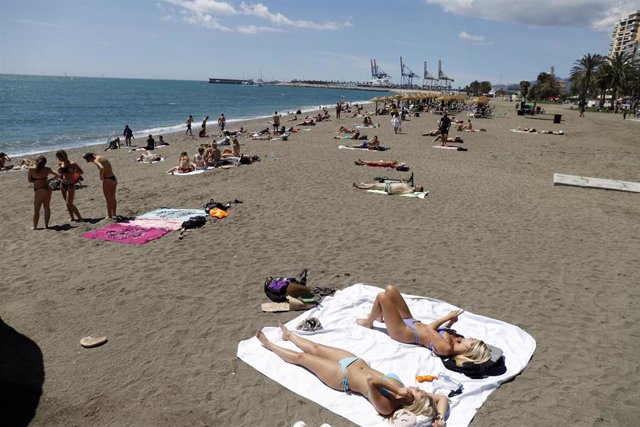 Archivo - Bañistas disfrutan de las playas de la capital de Málaga